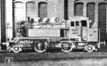 Die Baureihe 71 war als Konkurrenzentwurf zu den Triebwagen der Deutschen Reichsbahn gedacht. Ähnlich der bereits 30 Jahre zuvor gebauten bayerischen Pt 2/4 H wurde eine moderne Heißdampf-Lokomotive konzipiert, die für Einmannbetrieb ausgelegt und mit Übergangseinrichtungen zum Zug versehen war. So sollte auch dem Omnibus und dem wachsenden Individualverkehr auf der Straße im Wettbewerb begegnet werden. Die BMAG übergab die Baumusterlok 71 001 (Zweitbesetzung) am 26.11.1934 dem RAW Grunewald zur eingehenden Erprobung bei der dort ansässigen Versuchsabteilung für Lokomotiven. Nach der am 25.04.1935 in Grunewald erfolgten Abnahmeuntersuchung wurde sie ab 19.05.1935 dem Bw Bamberg zugeteilt. Die Werkaufnahme zeigt die Lok im grauen Fotografieranstrich vor einer Fabrikhalle in Wildau.  (11.1934) <i>Foto: Werkfoto</i>