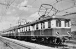 Der frisch von der Maschinenfabrik Eßlingen angelieferte elT 1224 (späterer ET 65 024) präsentiert sich im Bahnhof Eßlingen. Nach Anschrift am Rahmen war die Abnahme am 27.04.1939 im RAW Eßlingen erfolgt. Ab 02.05.1939 zählte der Triebwagen zum Bestand des Bw Stuttgart-Rosenstein/Triebwagenbf Eßlingen. Als 465 024-8 wurde er auch hier am 31.05.1979 ausgemustert. (27.04.1939) <i>Foto: Werkfoto</i>