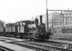 Die Reihe E 3/3 "Tigerli" der Schweizerischen Bundesbahnen (SBB) war eine vielseitig einsetzbare Rangierlok. Sie wurde zwischen 1896 und 1915 in 118 Exemplaren gebaut. Der Buchstabe «E» kennzeichnet bei den Schweizer Bahnen dabei normalspurige Rangierlokomotiven. Die Nr. 8504, hier beim Rangieren in Basel, war mit einem Geschwindigkeitsmesser der Bauart Hasler ausgerüstet und war damit für den Dienst auf der Strecke befähigt, wo sie mit 50 km/h Höchstgeschwindigkeit verkehren durfte (statt der 45 km/h der übrigen E 3/3). (23.05.1962) <i>Foto: Basil Roberts</i>