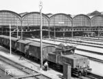 Die fortschreitende Elektrifizierung des SBB-Netzes verlangte mehr und mehr nach einem Ersatz für die im Rangierdienst eingesetzten E 3/3-Dampflokomotiven. Ab 1928 wurde die Serienversion der elektrischen Ee 3/3 ohne Laufachse in 136 Exemplaren produziert. Lok 16321 macht sich als Rangierlok 6 im Bahnhof Basel SBB nützlich. (23.05.1962) <i>Foto: Basil Roberts</i>