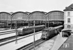 E 10 174 (Bw Heidelberg) und SBB Ae 4/7 Nr. 10998 vor der fünfschiffigen Bahnhofshalle des Bahnhofs Basel SBB. (23.05.1962) <i>Foto: Basil Roberts</i>