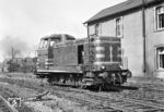 CFL 601 im Bw Pétange. Klöckner-Humboldt-Deutz baute 1954 zwei Prototypen nach Vorbild der Baureihe V 36 für die CFL. Die Motorleistung wurde durch eine BBC-Turboaufladung von 450 PS auf 600 PS gesteigert, der Führerstand zur besseren Übersicht höher positioniert. Wegen unbefriedigender Betriebsleistungen blieb es bei zwei Exemplaren. Lok 601 wurde am 18.12.1954 in Dienst gestellt und am 30.01.1976 ausgemustert. (11.09.1959) <i>Foto: Basil Roberts</i>