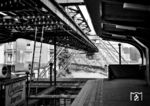 Ein Schwebebahnzug hat soeben die Station 'Adlerbrücke' in Wuppertal-Barmen verlassen. 2026 feierte die Schwebebahn ihr 125-jähriges Jubiläum. Die meisten Besucher kommen wegen ihr nach Wuppertal, da sie als Symbol für unternehmerischen Pioniergeist und Zuverlässigkeit gilt. Der amerikanische Fernsehsender CNN empfahl Anfang Januar 2020 Wuppertal als einen von 20 Orten weltweit, und einzige Stadt in Deutschland, als touristisch empfehlenswertes Reiseziel. Der Autor Barry Neild bezeichnet die Schwebebahn dabei als „Steampunk-Version“ eines Massentransportmittels, das ihn an eine Fantasie von Jules Verne erinnere und eines der „coolsten Schienensysteme der Welt“ sei, womit Wuppertal „ein außergewöhnliches Ass im Ärmel“ habe.  (23.06.1962) <i>Foto: Basil Roberts</i>