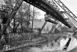 Ein Schwebebahnzug wird in Kürze in die Station 'Adlerbrücke' in Wuppertal-Barmen einfahren. An dieser Stelle sprang am 21. Juli 1950 die vierjährige Elefantendame "Tuffi" des Zirkus Althoff während einer Werbetour aus einer fahrenden Schwebebahn in die Wupper, blieb aber unverletzt. Der verantwortliche Leiter der Verkehrsabteilung der Wuppertaler Stadtwerke, der die Fahrt genehmigt hatte und Zirkusdirektor Althoff wurden dennoch am 8. März 1951 vor dem Wuppertaler Landgericht wegen „fahrlässiger Transportgefährdung, fahrlässiger Körperverletzung“ und Verstoß gegen die Beförderungsbedingungen zu Geldstrafen in Höhe von 300 DM (heute ca. 1000 Euro) bzw. 150 DM (heute ca. 500 Euro) verurteilt. Für die Fahrt hatte der Zirkusdirektor übrigens fünf Fahrkarten gelöst: Eine für sich selbst und vier für das Zirkustier wegen des "Übergewichts". (23.06.1962) <i>Foto: Basil Roberts</i>