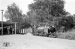 Die heutige "Dresdner Parkeisenbahn" ist eine Liliputbahn im Großen Garten in Dresden. Sie wurde 1950 als Kindereisenbahn gegründet und zu DDR-Zeiten unter dem Namen "Pioniereisenbahn Dresden" betrieben. Ihre Streckenlänge beträgt 5,6 km. Die Betriebsführung oblag der Deutschen Reichsbahn, Direktion Dresden. Patenbetrieb war der Bahnhof Dresden-Neustadt. Im Bahnhof Straßburger Platz steht abfahrbereit Lok 3. (25.06.1966) <i>Foto: Basil Roberts</i>