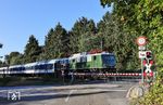 Statt der Stammlok 110 198 war diesmal E 40 1313 mit dem DLr 93623 von Köln Bbf nach Dortmund-Eving unterwegs. Leider fährt der Zug in der neuen Fahrplanlage schon früh morgens über die Wupperstrecke, sodass die Lichtverhältnisse wie hier am Bü Wilzhauser Weg in Solingen-Ohligs eher bescheiden ausfallen. (12.08.2026) <i>Foto: Joachim Bügel</i>