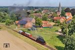 Im Rahmen der Festwoche zum 60-jährigen Jubiläum des Deutschen Eisenbahn-Vereins (DEV) in Bruchhausen-Vilsen verkehrte ein Fotogüterzug mit 86 1744 der PRESS. Der G 8501 rollt hier durch Heiligenfelde. (30.07.2026) <i>Foto: Joachim Schmidt</i>
