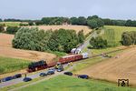 Beim Fotohalt hinter Wachendorf sorgte der Fotogüterzug mit 86 1744 entlang der Süstedter Dorfstraße für etwas chaotische Verkehrsverhältnisse. (30.07.2026) <i>Foto: Joachim Schmidt</i>