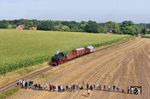 86 1744 fährt an der geordneten Fotografenreihe beim Fotohalt zwischen Wachendorf und Süstedt vorbei. (30.07.2026) <i>Foto: Joachim Schmidt</i>
