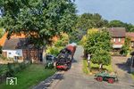 Der Fotogüterzug mit 86 1744 sollte den "historischen Güterverkehr" wie vor 60 Jahren darstellen. Auch wenn das neuzeitliche Auto eines Anwohners in Uenzen nicht so ganz ins Bild passte, bemühte man sich doch mit dem Traktor und dem Unimog eine zeitgenössische Szene nachzustellen. (30.07.2026) <i>Foto: Joachim Schmidt</i>