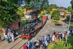 Was auf dem vorherigen Foto wie ein Exklusivbild der 86 1744 in Uenzen aussah, war in der Realität ein Massenauflauf an Fotografen. (30.07.2026) <i>Foto: Joachim Schmidt</i>