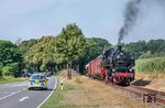 Kurz vor Bruchhausen-Vilsen wartete 86 1744 wieder auf die Fotografen. Die Staatsmacht schaute an der Bassumer Straße auch vorbei ohne eingreifen zu müssen. (30.07.2026) <i>Foto: Joachim Schmidt</i>
