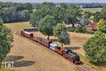 86 1744 (mit V 36 005 am Zugschluss) wartet in Stapelshorn auf die Fotografen, die im Bus im Hintergrund angefahren kommen. (30.07.2026) <i>Foto: Joachim Schmidt</i>