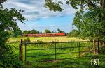 Die dänische Staatsbahn (DSB) setzt seit November 2025 neue Talgo 230-Züge als EuroCity auf der Strecke Hamburg–Kopenhagen ein. Bespannt werden die Züge mit Loks vom Typ Siemens-Vectron der DSB-Reihe EB. Lok 3226 ist hier mit TALGO 397 nach Hamburg bei Alt Duvenstedt, nördlich von Rendsburg, unterwegs.  (23.07.2026) <i>Foto: Thorsten Eichhorn</i>