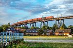 Eine 185 mit DGS 42701 nch Krefeld-Uerdingen auf der Rampenauffahrt der Rendsburger Brücke über den Nord-Ostsee-Kanal. (25.07.2026) <i>Foto: Thorsten Eichhorn</i>
