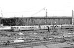 Von den nach 1945 in den Westzonen verbliebenen neun Züge des als Typ »Köln« bekannten Schnelltriebwagens SVT 137 wurden vier von den US-Streitkräften beschlagnahmt (VT 06 106, 107, 108 und 109), in eigenen Diensten eingesetzt und hierfür teilweise umgebaut. Von 1947 bis 1963 nutzte die United States Army (Heidelberg) den SVT 06 106 als Salontriebzug für den Hochkommissar McCloy bzw. ab 1955 als "Botschafterzug". Dafür war der Zug 1951/52 durch die Waggon- und Maschinenfabrik Donauwörth (WMD) mit einer Saloninnenausstattung ausgerüstet worden. Hier ist der Triebwagen als Sonderzug in Düsseldorf Hbf unterwegs. (08.1959) <i>Foto: Ernst Winter</i>