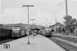 Im Bahnhof Remagen wartet E 41 075 vom Bw Köln-Deutzerfeld vor N 3342 die Überholung des F 164 "Loreley-Express" mit der Heidelberger E 10 101 ab.  (08.1959) <i>Foto: Ernst Winter</i>
