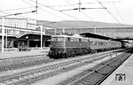 E 10 141 (Bw Frankfurt/M-1) ist mit D 359 nach Frankfurt/M Hbf in Heidelberg Hbf angekommen. (08.1959) <i>Foto: Ernst Winter</i>