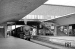 01 040 vom Bw Treuchtlingen wartet in Heidelberg Hbf vor dem E 519 nach Würzburg auf die Abfahrt. (08.1959) <i>Foto: Ernst Winter</i>