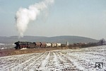 044 149 vor dem samstäglichen Dg 53840 (Herzberg - Altenbeken) bei Reelsen. (21.02.1976) <i>Foto: Wolfgang Bügel</i>