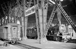 78 288 (Bw Wiesbaden) vor einem Personenzug in Frankfurt/M Hbf, der damals noch Hauptpersonenbahnhof (Hpbf) hieß. (08.1959) <i>Foto: Ernst Winter</i>