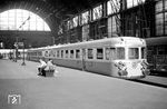 Ein SNCF-Triebwagen der Reihe X 2720 ist als Dt 1101 aus Bar-le-Duc in Frankfurt/M Hbf eingefahren. Er war eine der ersten Verbindungen in Europa, bei der ein Triebfahrzeug einer fremden Bahnverwaltung (SNCF) im kommerziellen Verkehr über eine längere Strecke auf dem Netz einer anderen Bahnverwaltung (DB) verkehrte. Mit dem anfänglichen Angebot von nur 52 Sitzplätzen dürfte er auch der Fernzug mit der geringsten Kapazität gewesen sein, der je verkehrte. Da sich die SNCF bis 1961 weigerte, den Zug nach Paris durchgehend verkehren zu lassen, mussten Reisende von Paris in Richtung Frankfurt/M in Metz umsteigen, in umgekehrter Richtung in Bar-le-Duc. (08.1959) <i>Foto: Ernst Winter</i>