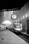 Am nächsten Morgen steht ein VT 11 als TEE 31 "Rhein-Main" abfahrbereit in Frankfurt/M Hbf. Die Abfahrt erfolgte in Frankfurt/M um 7.08 Uhr, nach 317 Minuten Fahrzeit und einer Strecke von 481 km wurde Amsterdam CS um 12.25 Uhr erreicht. Heute benötigt ein ICE über die Neubaustrecke 235 Minuten. (08.1959) <i>Foto: Ernst Winter</i>