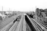 Zwischen Düsseldorf-Oberbilk und Düsseldorf Hbf stand am Volksgarten bis 1967 das Stellwerk "Abzw Emma". Von dort aus fotografierte Ernst Winter die Parallelfahrt der 38 2983 (Bw Düsseldorf Abstellbf) und einer weiteren P 8, die mit einer Leerwagengarnitur vom Abstellbahnhof zum Hauptbahnhof unterwegs ist. (09.1959) <i>Foto: Ernst Winter</i>