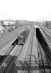Blick aus dem Stellwerk "Abzw Emma" auf die Osnabrücker 01 1068, die mit E 525 (Köln - Hamburg-Altona) in Düsseldorf-Oberbilk dem Düsseldorfer Hauptbahnhof entgegen rollt. (09.1959) <i>Foto: Ernst Winter</i>