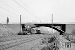 Die Osnabrücker 03 284 passiert mit dem E 526 (Bremen - Köln) das alte Überführungsbauwerk der "Krefelder Straße" in Duisburg Rahm. Heute verläuft über die Brücke die Autobahn BAB A 524. (09.1959) <i>Foto: Ernst Winter</i>