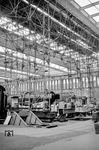 01 051 (Bw Treuchtlingen) ist in München Hbf angekommen. Die Haupthalle (Bahnsteige 11–26) wird gerade neu errichtet. Die Arbeiten wurden am 1. August 1960 fertiggestellt. (02.1960) <i>Foto: Ernst Winter</i>