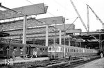Die erste Serie der ÖBB-Reihe 4030 wurde in den Jahren 1956 bis 1960 gebaut. Die Züge waren ursprünglich 4-teilig und für den Regionalverkehr bestimmt. Dennoch liefen sie in den Anfangsjahren auch im Fernverkehr bis München, wie dieses Bild vom Februar 1960 aus München Hbf beweist. Dort wartet ein 4030 als D 43 "Wörthersee-Express" unter der noch im Bau befindlichen neuen Haupthalle auf die Abfahrt nach Klagenfurt über Salzburg. (02.1960) <i>Foto: Ernst Winter</i>