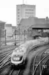 Um 8.03 Uhr startet ein VT 11 als TEE 168 "Ruhr-Paris" nach Paris Nord in Aachen Hbf. Im Hintergrund ist noch das alte Fahrdienstleiter-Stellwerk "Af" aus dem Jahr 1947 zu sehen, das im März 1966 außer Betrieb ging und danach abgerissen wurde. (04.1960) <i>Foto: Ernst Winter</i>