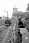 93 896 auf Rangierfahrt in Aachen Hbf. Daneben rollt ein leerer Güterzug von der Ronheimer Rampe kommend durch den Hauptbahnhof. (04.1960) <i>Foto: Ernst Winter</i>