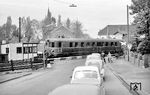 Ein VT 25 ist zwischen Herzogenrath und Kohlscheid unterwegs. (04.1960) <i>Foto: Ernst Winter</i>