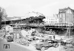23 043 vom Bw Mönchen Gladbach passiert mit E 4707 die Brückenbaustelle an der Corneliusstraße in Düsseldorf-Bilk. (05.1960) <i>Foto: Ernst Winter</i>