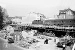 Die Hammer V 200 058 mit dem D 135 (Köln - Leipzig) an der Brückenbaustelle der Corneliusstraße in Düsseldorf-Bilk. (05.1960) <i>Foto: Ernst Winter</i>