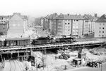 Im Frühjahr 1960 wurde der Kreuzungsbereich Corneliusstraße/Erasmusstraße/Färberstraße in Düsseldorf-Bilk durch einen Brückenneubau der Bahnstrecke Düsseldorf Hbf - Neuß aufgeweitet. Die Baustelle passiert 50 2269 vom Bw Düsseldorf-Derendorf mit einem Güterzug in Richtung Düsseldorf Hbf. (05.1960) <i>Foto: Ernst Winter</i>
