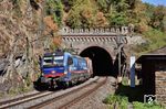 193 535 der SBB Cargo kommt mit DGS 40023 (Venlo - Novara Boschetto) am Bett-Tunnel bei St. Goar wieder ans Tageslicht. (07.08.2026) <i>Foto: Zeno Pillmann</i>