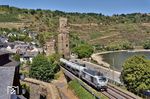 248 505 mit ICE 2013 nach Oberstdorf an den historischen Wehrtürmen in Oberwesel. Der alles überragende Ochsenturm entstand in der Mitte des 14. Jahrhunderts. Er ist einer der heute noch 16 vorhandenen, ehemals 22 Wehrtürme Oberwesels, die in mehreren Bauphasen geschaffen, zu einer stadtumfassenden Ringmauer gehörten. (07.08.2026) <i>Foto: Zeno Pillmann</i>