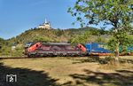 383 301 der Rolling Stock Lease Bratislava (RSL), in Diensten der BUDAMAR Logistic (Bratislava), mit einem Winnerzug vor der Kulisse der Marksburg bei Rhens. (08.08.2026) <i>Foto: Zeno Pillmann</i>