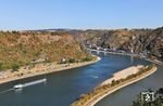 Blick vom Loreley-Plateau auf St. Goarshausen und 146 567, die mit IC 2040 (Hannover - Karlsruhe) aus dem Bank-Tunnel auf der Linken Rheinstrecke bei St. Goar kommt. (11.08.2026) <i>Foto: Joachim Bügel</i>