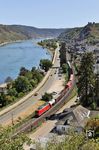 185 269 fährt mit EZ 51431 (Mannheim Rbf - Gremberg Rbf) durch Oberwesel. Obwohl angesichts des Niedrigwassers auf dem Rhein wesentlich mehr Güter auf der Schiene transportiert werden könnten, verhindert neben der Komplettsperrung der Rechten Rheinstrecke auch das starre Fahrplansystem von DB InfraGO zusätzlichen Verkehr. Wegen der vorsorglich von EVU bestellten Bedarfstrassen ist die Linke Rheinstrecke auf dem Papier so stark belegt, dass keine zusätzliche Züge dort mehr verkehren können. In der Realität zeigt sich jedoch ein anderes Bild: Manchmal verkehrt über eine Stunde lang überhaupt kein Güterzug. Die DB Cargo bot nun an, in den kommenden Monaten bis zu 500 Güterwagen zum möglichen Transport bereitzustellen, aber nur, wenn die Finanzierung geklärt wäre. Woher dann die Trassen kommen sollen, blieb offen. (11.08.2026) <i>Foto: Joachim Bügel</i>