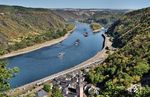 Ein paar Kilometer weiter fährt ICE 2012 mit 248 510 (vorne) und 248 509 durch Hirzenach. Auf dem Rhein zeigt sich zu diesem Zeitpunkt erstaunlich viel Schiffsverkehr, wenn auch mit stark verminderter Ladung. Sogar ein Ausflugsdampfer ist noch unterwegs, obwohl aufgrund des Niedrigwassers und den damit verbundenen Einschränkungen der Ausflugsverkehr so gut wie eingestellt wurde. (11.08.2026) <i>Foto: Zeno Pillmann</i>