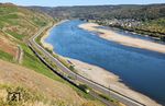 185 534 der Alpha Trains Belgium Antwerpen mit DGS 41557 (Antwerpen Noord - Ludwigshafen) an der Bopparder Hamm, während im Rhein derzeit historische Tiefstände gemessen werden. (11.08.2026) <i>Foto: Joachim Bügel</i>