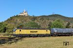 193 005 der Medway Belgium Antwerpen mit DGS 41592 (Stuttgart Hafen - Antwerpen Noord) zwischen Spay und Rhens mit der Marksburg auf der Braubacher Rheinseite. (11.08.2026) <i>Foto: Joachim Bügel</i>