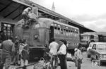 Letzte Vorbereitungen für die Bahnreise nach Quito im Bahnhof Ibarra. Die Eisenbahn in Ecuador galt als die schwierigste der Welt. Insbesondere der Andenanstieg, der 1901 gebaut wurde, war eine Meisterleistung. In mehreren Spitzkehren wurden 500 Höhenmeter überwunden. Die Bahn arbeitete nur wenige Jahre gewinnbringend. 1925 verkaufte schließlich die Guayaquil & Quito Railway Company ihre Aktienmehrheit an den Staat Ecuador. Der Unterhalt der Strecken war sehr teuer, vor allem durch Regenfälle, Erdrutsche und Überschwemmungen, die besonders in der Andenregion den Verkehr häufig behinderten. Die Schäden wurden oft nur notdürftig behoben und grundlegende Erneuerungen blieben über Jahrzehnte aus, sodass immer mehr Streckenabschnitte stillgelegt wurden. Anders als in anderen Ländern wurde die Eisenbahn jedoch nicht vollständig aufgegeben oder zurückgebaut. Kleine Teilstrecken blieben zu touristischen Zwecken in Betrieb.  (07.12.1971) <i>Foto: Jörg Schulze</i>