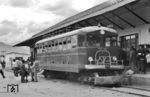 Schienenbus (Autoferro) No. 35 der Empresa Nacional de Ferrocarriles Division Norte im Bahnhof Ibarra. Die Bahngesellschaft wurde gegründet, um die Pazifikküste mit dem Andenhochland zu verbinden. Die Eisenbahnlinie von San Lorenzo nach Cuenca bzw. Duran stellte mit einer Gesamtlänge von 965 km das größte Infrastrukturprojekt des Landes dar. Sie war eingleisig und hatte eine Spurweite von 1.067 mm.  (07.12.1971) <i>Foto: Jörg Schulze</i>
