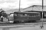 Autoferro No. 40 der Empresa Nacional de Ferrocarriles Division Norte nach Quito in Otavalo. Otavalo ist eine Stadt in der ecuadorianischen Provinz Imbabura und Hauptstadt des Kantons Otavalo, die rund 90 km nördlich der Hauptstadt Quito liegt. Auf einer Höhe von 2500 m leben hier etwa 50.000 Menschen. Der heute wieder restaurierte Bahnhof liegt am südlichen Rand der Innenstadt. Vor ihm findet der farbenfrohe und überregional bekannte Markt 'Mercado Copacabana' für Lebensmittel und Gegenstände des täglichen Bedarfs statt. Der Bahnhof an der 27 km langen Eisenbahnstrecke Otavalo-Ibarra wurde 2015 fast 40 Jahre nach seiner Schließung und der Stilllegung der Eisenbahnlinie wieder eröffnet. (07.12.1971) <i>Foto: Jörg Schulze</i>