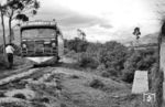 Schienenbus (Autoferro) No. 40 der Empresa Nacional de Ferrocarriles Division Norte am Äquator, etwa 20 km nördlich der Hauptstadt Quito. Seinen Namen verdankt das Land übrigens der Lage auf dem Äquator (spanisch: ecuador).  (07.12.1971) <i>Foto: Jörg Schulze</i>